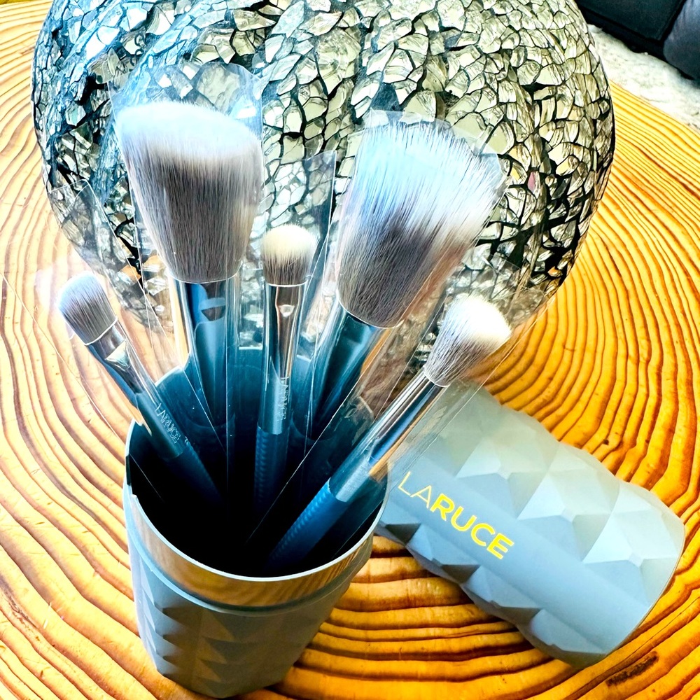 LARUCE make up brushes/ holder